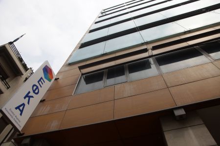 Υπουργείο Εργασίας: Δεν θα αυξηθούν οι εισφορές για 3 στους 4 επαγγελματίες