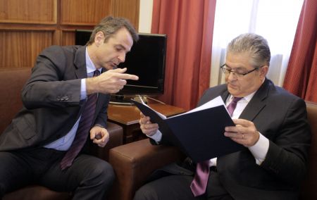 Τι είπε και, κυρίως, τι έδωσε στον Δ.Κουτσούμπα ο Κυρ.Μητσοτάκης