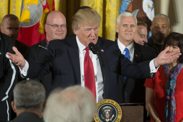 Στους φόρους η νέα «ζαριά» του Τραμπ