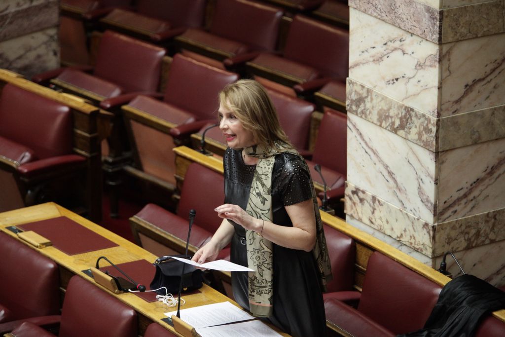 Διπλό μήνυμα Μητσοτάκη στους βουλευτές του με την αποπομπή Παπακώστα