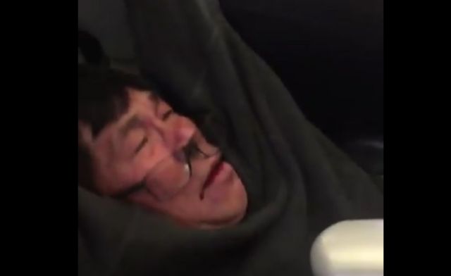 Έσυραν διά της βίας επιβάτη από αεροσκάφος της United στις ΗΠΑ