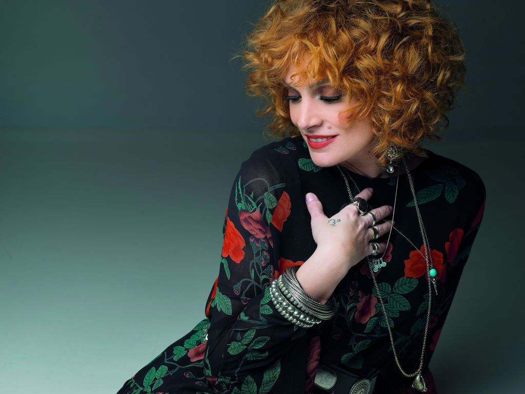 Η Ελεωνόρα αγκαλιάζει τον Μάνο