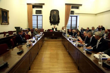Προανακριτική Επιτροπή για Παπαντωνίου: θέμα αναρμοδιότητας για το «ξέπλυμα»