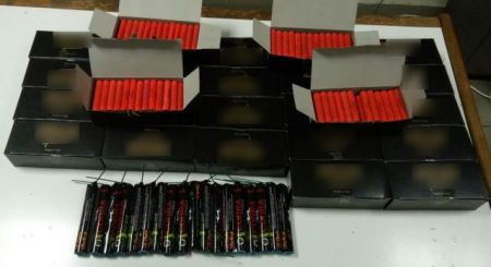 Μπαράζ συλλήψεων για κατοχή και διακίνηση βεγγαλικών