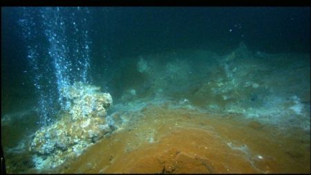 Ο Κολούμπος βρυχάται κάθε δύο λεπτά δίπλα στη Σαντορίνη