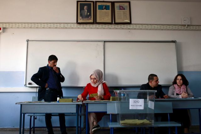 Θρίλερ στο δημοψήφισμα στην Τουρκία – Πύρρειος νίκη Ερντογάν – Διχασμένη η χώρα (συνεχής ενημέρωση)