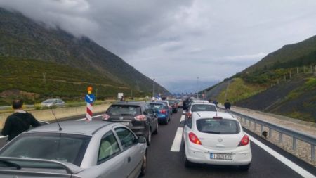 Ουρές χιλιομέτρων στις εθνικές οδούς