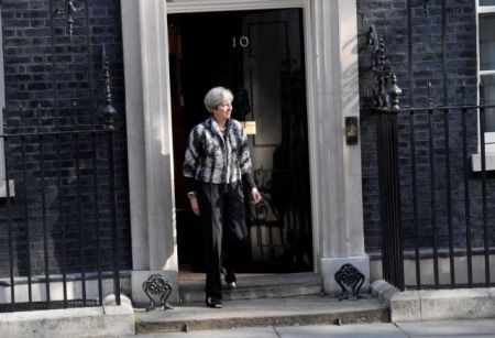 Daily Mail: Για τερματισμό της ελεύθερης μετακίνησης θα δεσμευθεί η Μέι