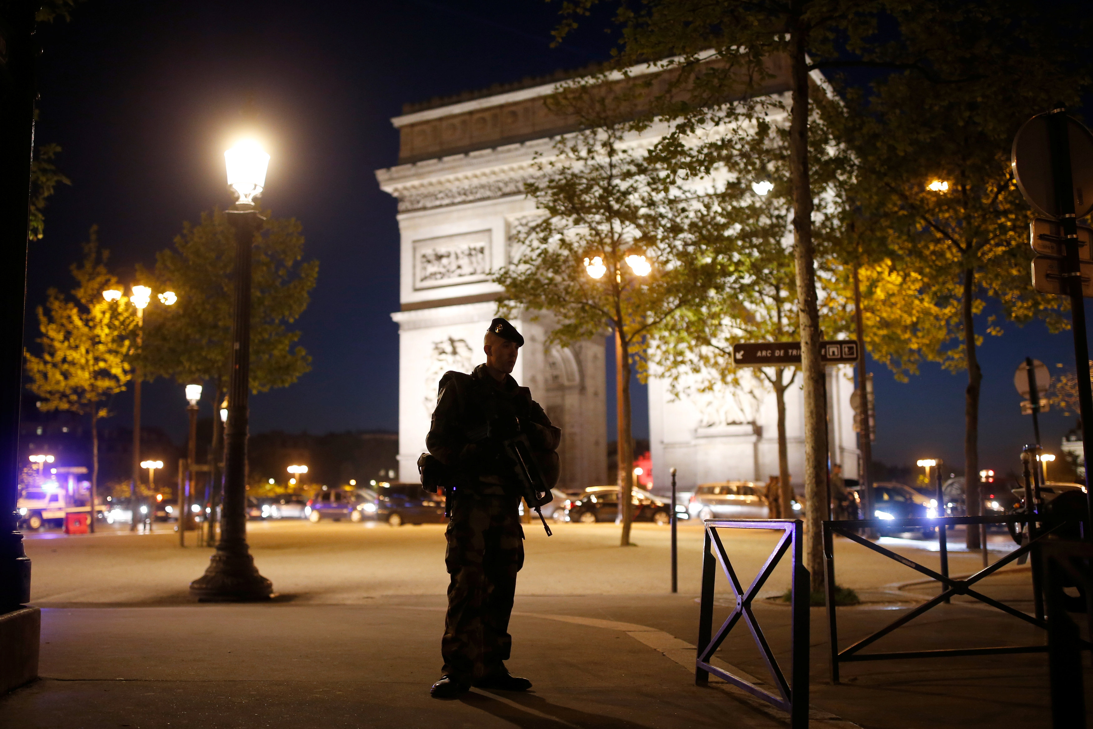 Γνωστός στις γαλλικές αρχές ο δράστης της επίθεσης στο Παρίσι