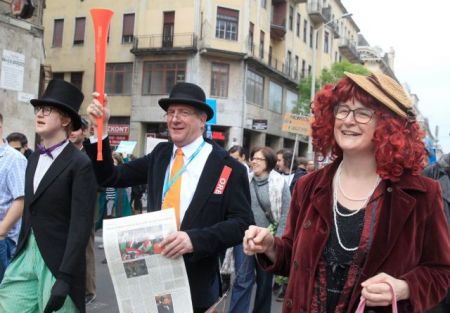 Χιλιάδες Ούγγροι βγήκαν στους δρόμους για να κοροϊδέψουν τον Β.Ορμπάν