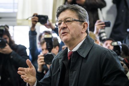 Γαλλία: Δύο στους τρεις υποστηρικτές του Μελανσόν επιλέγουν αποχή ή λευκό