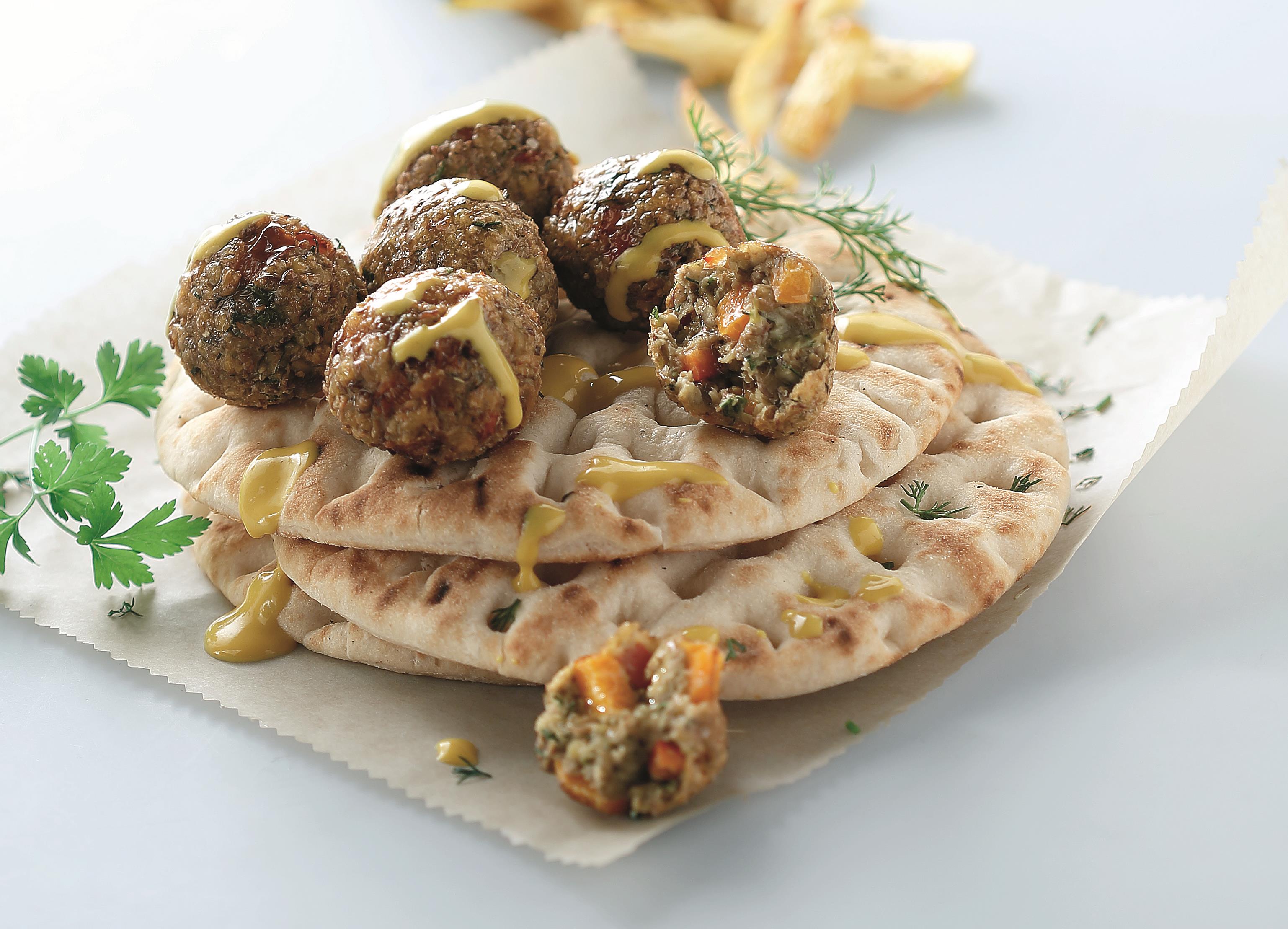 Πίτες με κεφτεδάκια φακής και σος μουστάρδας