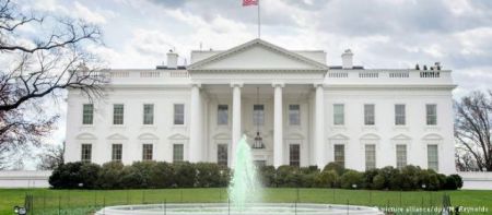 DW: «Πόλεμος συμβούλων» στον Λευκό Οίκο