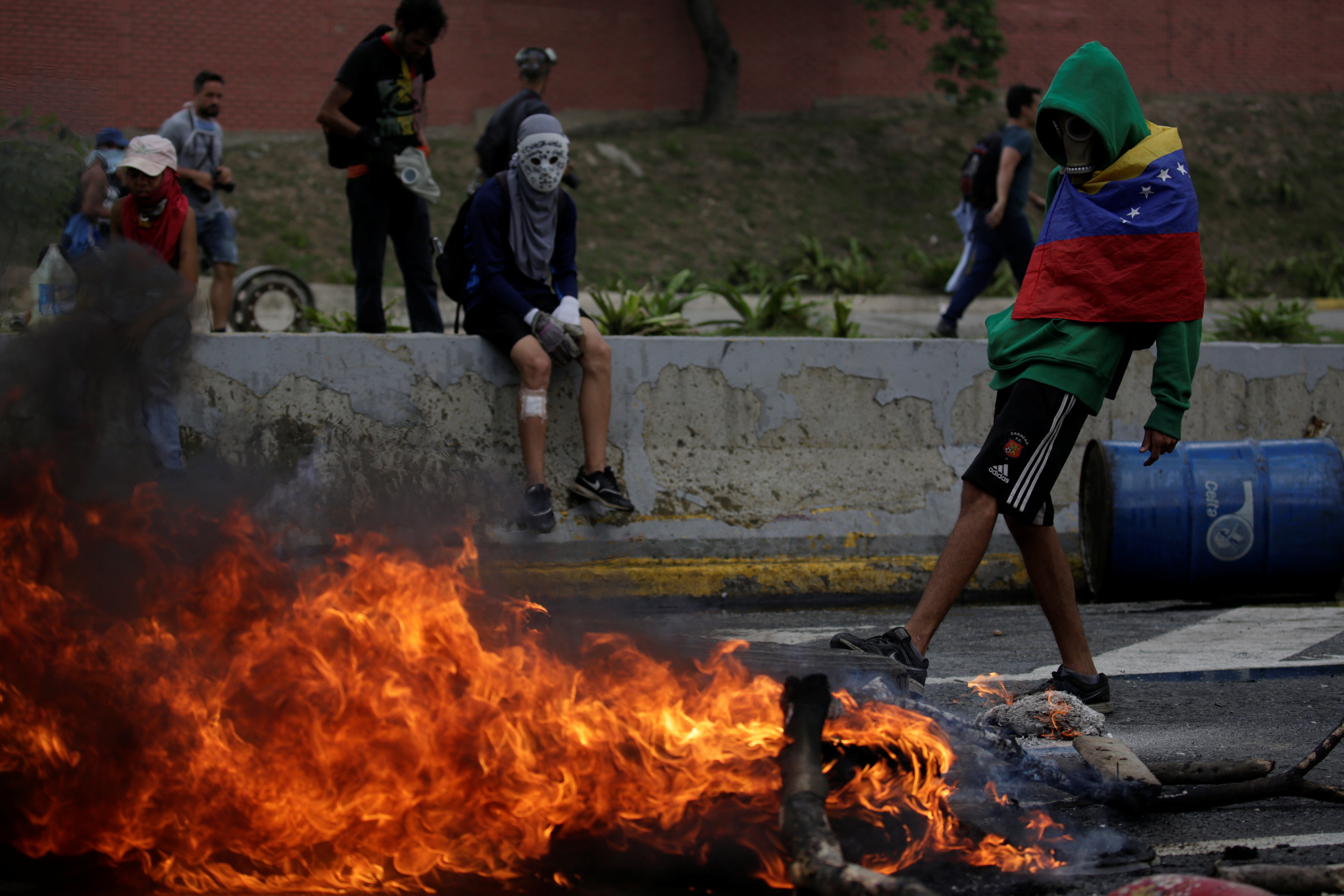 Εντείνονται οι συγκρούσεις στη Βενεζουέλα για τέταρτη εβδομάδα