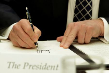 Φοροελαφρύνσεις-μαμούθ για τις επιχειρήσεις ανακοινώνει ο Τραμπ