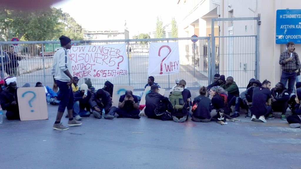 Μπλόκο προσφύγων και αλληλέγγυων στο λιμάνι της Μυτιλήνης