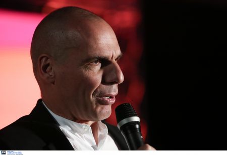 Βαρουφάκης σε δημοσιογράφο της ΕΡΤ: Αν δεν ήμουν εγώ κι ο Τσίπρας, δεν θα ήσουν εδώ