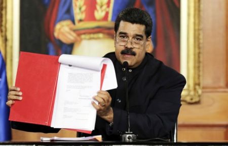 Σύνταγμα κομμένο και ραμμένο στα μέτρα του ανακοίνωσε ο Μαδούρο