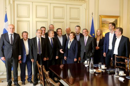 Τσίπρας προς περιφερειάρχες: Να σχεδιάσουμε την επόμενη μέρα