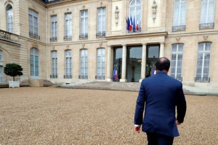 Κεραυνοί Ολάντ κατά της «ασυνάρτητης και επικίνδυνης» Λεπέν