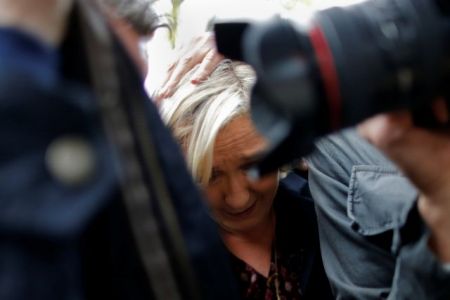 Με αυγά υποδέχθηκαν τη Λεπέν στη Βρετάνη