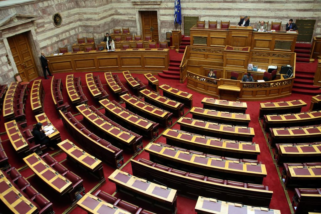 Βουλή: Αποσύρθηκε η τροπολογία για τις αυξήσεις σε προέδρους των ΔΕΚΟ εν μέσω αντιδράσεων