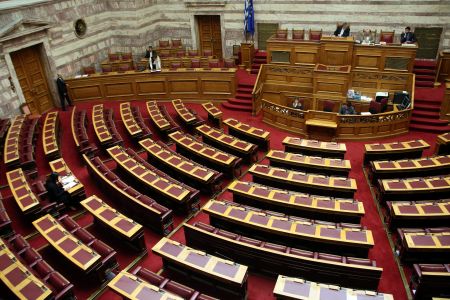Βουλή: Αποσύρθηκε η τροπολογία για τις αυξήσεις σε προέδρους των ΔΕΚΟ εν μέσω αντιδράσεων