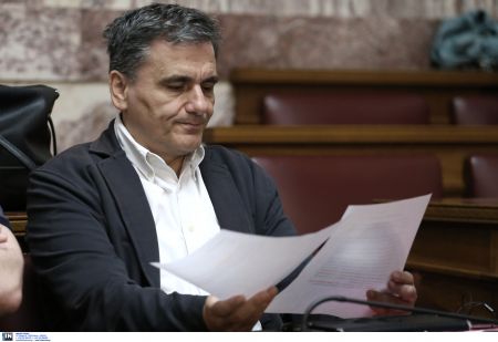 Σκληρή κριτική στο οικονομικό επιτελείο μέσω της Αυγής