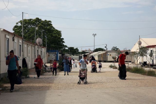Αφίξεις εκατοντάδων προσφύγων σε Λέσβο και Χίο