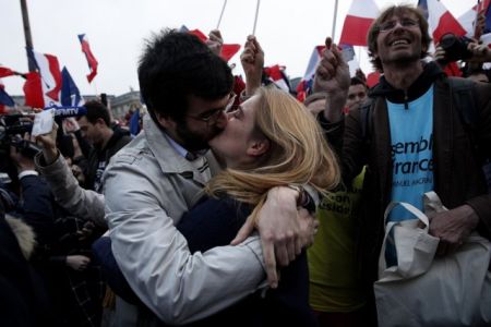 Ο Τύπος χαιρετίζει τη νίκη Μακρόν, αλλά δεν δίνει περίοδο χάριτος