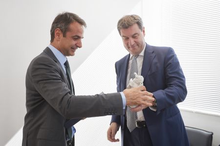 Για το οικονομικό πρόγραμμα της ΝΔ ενημέρωσε ο Μητσοτάκης τον βαυαρό ΥΠΟΙΚ