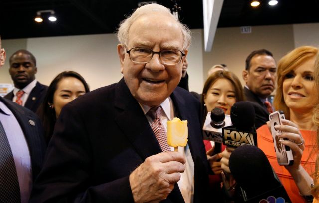 Μπάφετ: «Ξεχάστε τους φόρους, μειώστε τις ασφαλιστικές εισφορές»