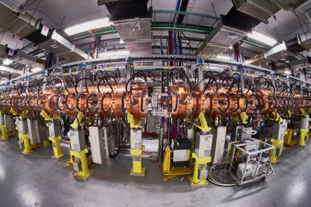 Ο νέος γραμμικός επιταχυντής του CERN μπαίνει στην πρίζα