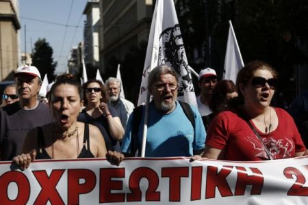 Συγκέντρωση διαμαρτυρίας δημοτικών υπαλλήλων έξω από το ΥΠΕΣ