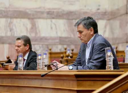 Αντιπαράθεση Τσακαλώτου-Λοβέρδου για το αφορολόγητο