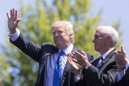 Τζιμ Χάνος: «Ο Πενς να αντικαταστήσει τον δυσλειτουργικό πρόεδρο Τραμπ»