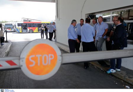 Συνεχίζουν την επίσχεση οι εργαζόμενοι στον ΟΑΣΘ