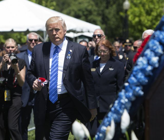 Στενεύει ο κλοιός γύρω από τον Τραμπ μετά την απομάκρυνση του Κόμεϊ