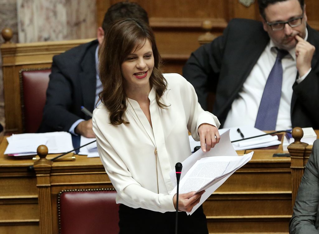 Αχτσιόγλου: Δεν υπάρχει ζήτημα αντισυνταγματικότητας στη μείωση συντάξεων