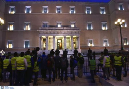 Έξω από τη Βουλή διαδήλωσαν οι ένστολοι – Παρέδωσαν ψήφισμα