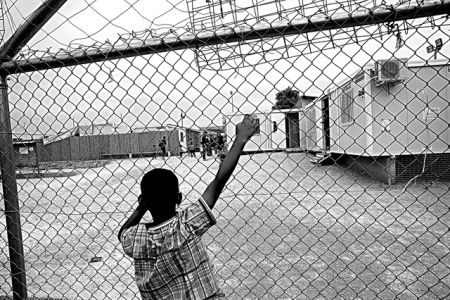 Τα «αόρατα παιδιά», οι ΜΚΟ και οι πιάτσες της κακοποίησης