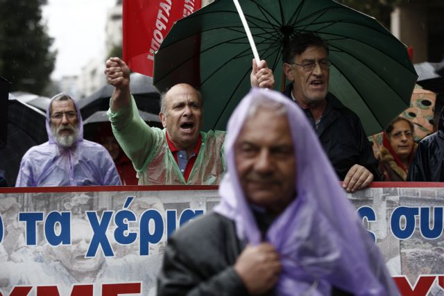 Κάτω από 500 ευρώ μία στις δύο συντάξεις