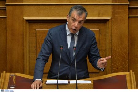 Θεοδωράκης: Η Ελλάδα παραμένει εγκλωβισμένη στα μνημόνια