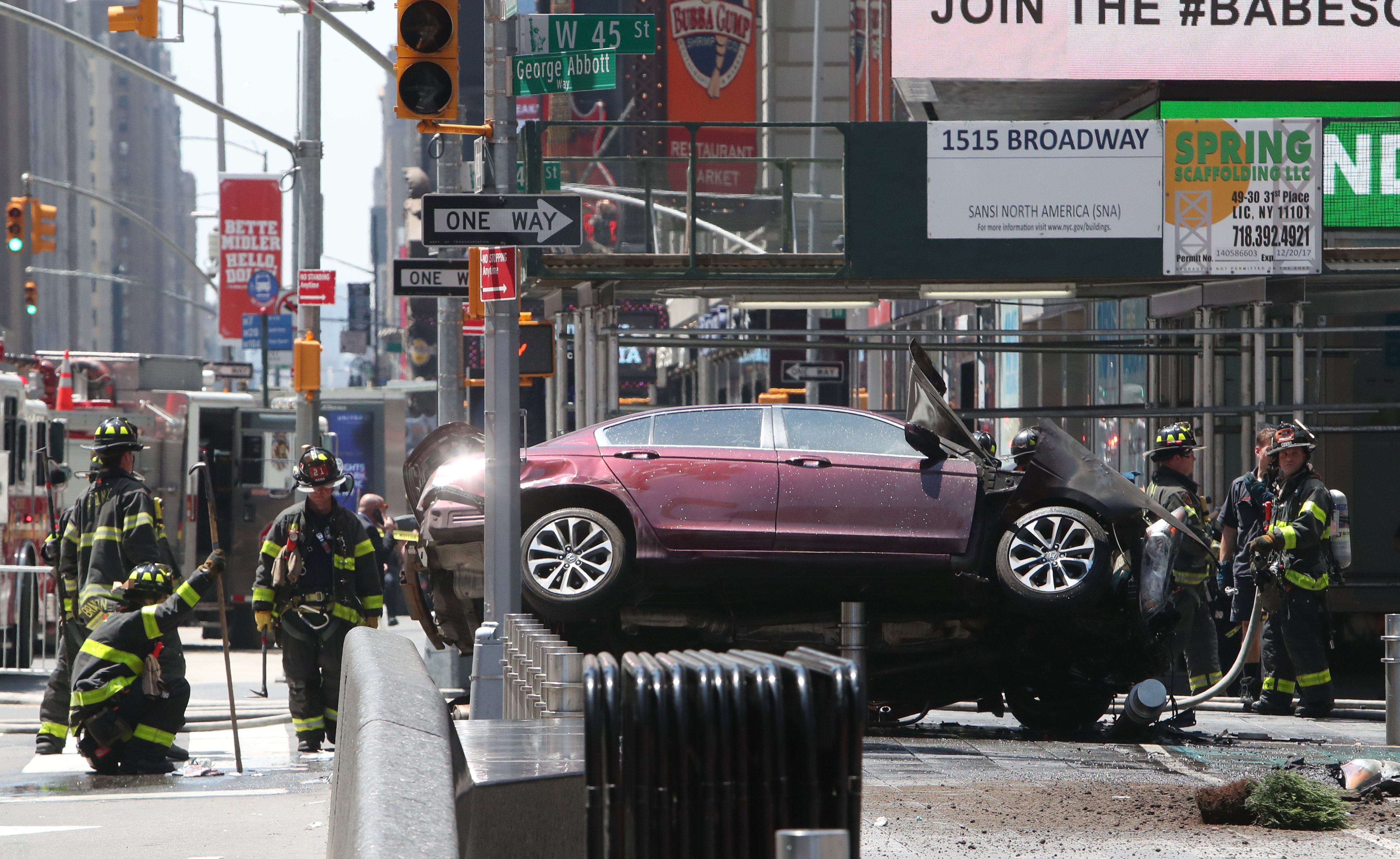 ΗΠΑ: Όχημα έπεσε πάνω σε πεζούς στην Times Square, μία νεκρή