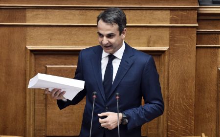 Μητσοτάκης:Υποσχεθήκατε τέλος λιτότητας αλλά υπογράφετε μνημόνια και με τα δύο χέρια