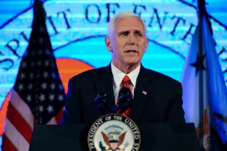 Ο Μάικ Πενς ανέβηκε στο βήμα και οι φοιτητές αποχώρησαν επιδεικτικά