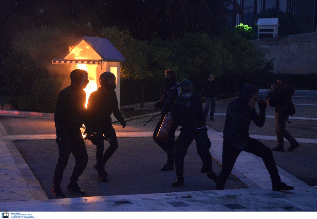 Μολότοφ στον Άγνωστο Στρατιώτη στη διάρκεια του συλλαλητηρίου