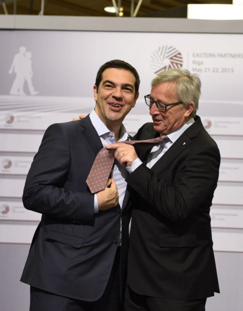 Η γραβάτα του Αλέξη και το χρέος – Σε δώρο έκπληξη ελπίζει η κυβέρνηση