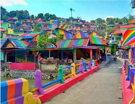 Χωριό της Ινδονησίας έγινε πολύχρωμο και βγήκε από την αφάνεια