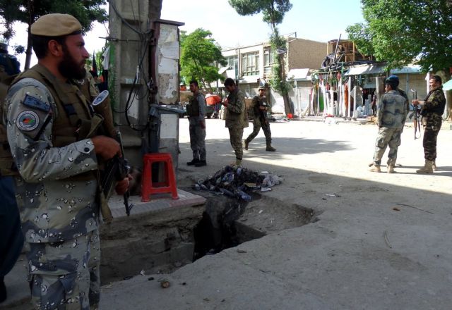 Δεκάδες νεκροί από έκρηξη έξω από τράπεζα στο Αφγανιστάν